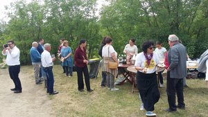 Piknik fűszeres kolbásszal, fröccsel, zsálya- és levendulaszörppel