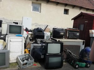 Elektronikai hulladék a Közösségi Klub udvarán