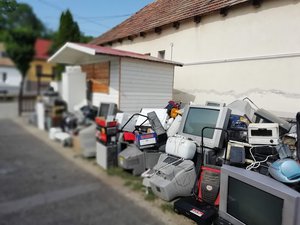 A leadott elektronikai hulladék a Klub udvarán