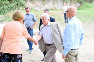Radovics Istvánné köszönti Balogh Zoltánt, a megyei kamarai elnököt