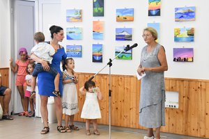 Radovics Istvánné alpolgármester megnyitja a festőtábor kiállítását. Mellette a főszervező, Gyulai Zsuzsa