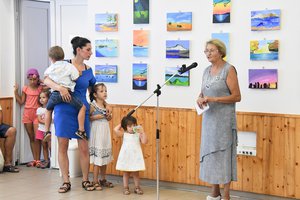 Radovics Istvánné alpolgármester megnyitja a festőtábor kiállítását. Mellette a főszervező, Gyulai Zsuzsa