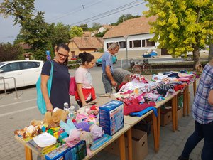 Érdeklődők a klub udvarán