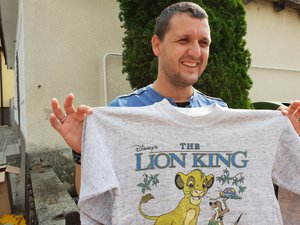 Kara József egy pólót kínál a börzén