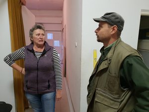 Az Önkormányzat épületében Fodor Kriszta műszaki ügyintézővel átnézik az épület felújításával kapcsolatos feladatokat.