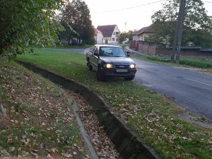 A közmunkások a buszmegállókkal kezdik a takarítást. Siska Gábor a csurgói vízelvezető árkot ellenőrzi, az átereszek nincs eldugulva.