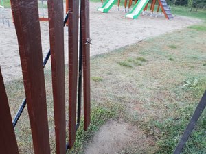 A játszótér állapotáról napi jelentést kell írni. A bejáratot megrongálták, nem lehet zárni az ajtót, a kutyák is bejutnak a játszótérre.