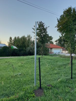 A játszótérhez a környékbeliek felajánlottak egy napvitorlát, nyáron jó szolgálatot tett a homokozó felett, itt a tartóoszlopa.