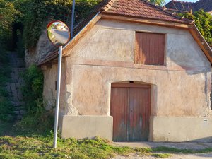 A Szabadság téren a tükör a Közútfelügyelethez tartozik. Be volt törve, sokáig nem foglalkoztak vele, végül az Önkormányzat a saját költségén pótolta.