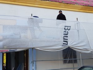 A kisiskola hőszigetelésén most is dolgoznak, később ide még vissza kell jönnie a falugondnoknak.
