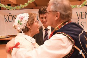 A bál főszervezője, Radovics Istvánné, Panni néni a mocsonoki vendégeket köszönti