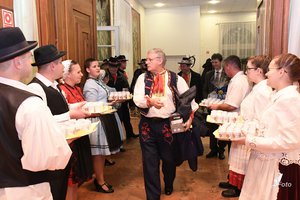 A vendégek kesztölci motívummal díszített pohárkában kapták a köszöntő pálinkát