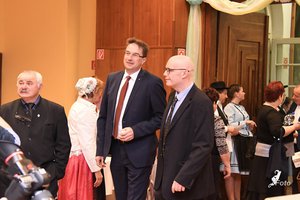 Dr. Völner Pál országgyűlési képviselő érkezik, Simmonek Antal és Nyírő András kísérik a terembe